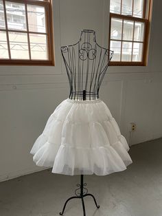 <Color>



 white

 black






 <Item>



 Pannier 43cm






 <Material>



 organza






 <Size>



 Length: 43cm




 Waist: 56-90cm








 <Others>

 This product may have fraying, protruding threads, uneven gathers, etc.
 This is not a defective product as it is a result of simplifying the manufacturing process in order to offer it at a lower price.
 We cannot accept exchanges or returns, so please place an order only if you understand this. White Organza Petticoat With Ruffles, White Tulle Petticoat With Attached Cancan, White Organza Petticoat For Party, White Tulle Petticoat For Party, Elegant White Organza Petticoat, Spring Wedding Organza Petticoat, White Petticoat With Attached Cancan For Spring, Spring White Petticoat With Attached Cancan, White Spring Wedding Petticoat