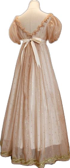 Beige Tulle Skirt Wedding Dress, Vintage Dresses For Debutante Ball, Beige Tulle Floor-length Dresses, Beige Floor-length Tulle Dresses, Cream Floor-length Dress For Debutante Ball, Floor-length Cream Dress For Debutante Ball, Princess Style Vintage Dress For Wedding, Regency Style Wedding Ball Gown, Vintage Full Skirt Wedding Dresses