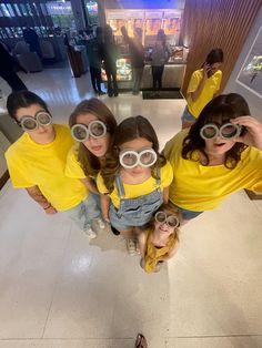 minions costume to see despicable me 4 like BOSSES Easy Quick Duo Halloween Costumes, Hollween Costumes Easy Diy, Sisters Halloween Costumes Adult, Minion Spirit Day Outfit, Halloween For Sisters, Halloween Customes For 4 Friends, Matching Costumes For 3 Best Friends, 4 Matching Costumes, Duo Halloween Costumes Minions