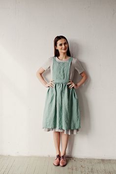 Midi cross back pinafore is made from 100% soft and washed linen. Details: - Colour: Mint - Composition: 100% Oeko-Tex certified linen - Cross back - Adjustable with buttons - Size: One size - Medium weight linen - Linen care: machine wash gentle; tumble dry low, ironing optional - The price is for one pinafore dress, other pictured items are not included Traditional Aprons, Moda Kimono, Linen Pinafore, Apron Cooking, Apron For Women, Mode Kimono, Fancy Frocks, Apron Kitchen, Womens Aprons