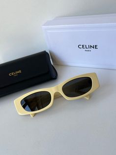 Nuevas gafas de sol de acetato Celine CL4005FN en marrón Habana.

 Gafas de sol de montura gruesa con lentes de color verde oscuro.

 Logotipo de Celine estampado en la pierna izquierda en dorado.

 Código de color 52N.

 Medidas del ancho de la lente/puente nasal/largo de la patilla: 53-18-140 mm.

 Viene con caja de regalo blanca de Celine, estuche de cuero, tela y embalaje original.

 100% autentico. Lanzamiento de la última temporada.

 Precio de venta al público $460. Classic White Sunglasses For Everyday Use, Classic White Sunglasses For Everyday, Modern Beige Rectangular Sunglasses, Gold Rectangular Sunglasses With Uva Protection, Chic Gold Wayfarer Sunglasses, Retro Gold Rectangular Sunglasses, Celine Logo, Yellow Cat, Men's Eyeglasses