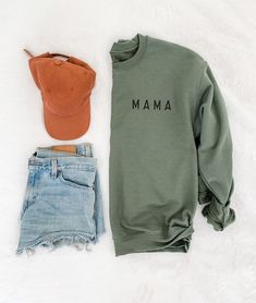 Mom Casual Outfits, Women 30s, Mom Fits, September Outfits, Momma Shirts, Sweatshirt Ideas, Mom Clothes, Mom Wardrobe, Fun Shirts