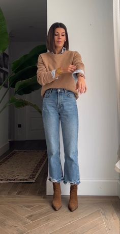 Mom Jeans Autumn Outfit, Cute Casual Dinner Outfits Winter, Mom Jeans Office Outfit, Winter Outfits Mom Jeans, Fall Mom Outfits 2024, Casual Chic Outfit Fall 2024, How To Style Mom Jeans, Autumn Night Out Outfit, Fall Denim Skirt Outfits