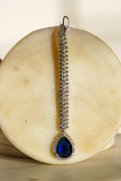 Safi Diamanté Accent Maang Tikka - Rhodium-plated with glistening diamante AD stones Emerald Maang Tikka, Indian Bridal Jewelry Sets, Maang Tikka, Bridal Jewellery Indian, Diy Schmuck, Style Classique, Sapphire Blue, Bridal Jewelry Sets, Indian Bridal