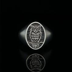 Owl jewellry - what exactly are these symbols of and why are they so popular? The truth is, the popularity of the owl ring as jewelry is because it holds symbolism. Remember along with wisdom and knowledge, owls also represent mystery, intelligence, protection, secrets and mysticism. Tim's Silver gives you the meaning and the properties of this gemstone ring. PRODUCT DETAILS Metal : 925k Sterling Silver  Style :  Minimalist Gender : Male - Female The ring is oxide coated to highlight the details Unique Wooden Boxes, Signet Ring Silver, Owl Ring, Rings Mens Wedding Bands, Silver Owl, Coin Ring, Owl Pendant, Vintage Owl, Bird Lover