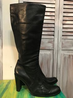 High women's boot - boot with interior heels - Black leather boot size 40 - made in Italy - leather interior exterior superb boot - 11 1/4 inch insoles and 3 1/2 inch heels Leather Knee-high Boots With Wide Calf And Snip Toe, High Heel Knee-high Boots With Leather Lining, Wide Calf High Ankle Boots, Winter Leather Heeled Boots With Stacked Heel, Leather Boots Medium Width For Winter, Winter Leather Wedge Boots, Winter Leather Boots Medium Width, Medium Width Leather Boots For Winter, Black Leather Knee-high Heeled Boots