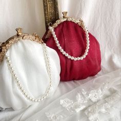 This bag is designed for the bride, pure white with a little sparkle, place portable items, the perfect match for your wedding dress. Gold Pearl Evening Bag For Events, Gold Pearl Bags For Formal Occasions, Formal Gold Pearl Bags, Chic Evening Bag With Pearl Handle For Wedding, Chic Wedding Evening Bag With Pearl Handle, Gold Pearl Evening Bag, Elegant Wedding Bag With Pearl Handle, Formal Gold Clutch With Pearl Material, Chic Wedding Clutch With Pearl Handle