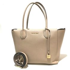 Item Information ITEM NO.: 112201-16538-1 NAME: Michael Kors logo 2WAY Tote Bag Shoulder Bag SHAPE: Shoulder Bag COLOR: Beige MATERIAL: Leather APPROX SIZE: W11.4 x H9.6 x D6.3inch / W29cm x H24.5cm x D16cm Handle: 18.5inch / 47cm Width measures Base. Shoulder is adjustable. Gender: Women's Spec: [Open type]fastener [Inside] Open pocket x 1,Zipper pocket x 1 ADDITIONAL ITEMS: Dust Bag , Cadena , ITEM RANK: Used AB Rank CONDITION DETAILS: Outside:light stains,Wrinkles Handle - Strap:Minor scratch Logo Tote Bag, Michael Kors Logo, Light Stain, Bag Shoulder, Zipper Pocket, Dust Bag, Top Handle Bag, Michael Kors, Shoulder Bag