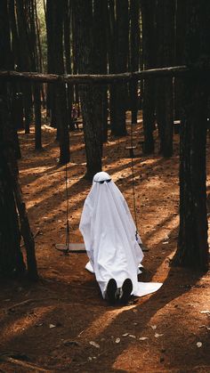 A boy disguise as ghost playing on a swing. Cool Ghost, Cool Kids Aesthetic, Ghost Photoshoot Aesthetic, Asthetic Ghost Costumes, Asthetic Ghost Halloween, Ghost Photography Trend, Ghost In Forest