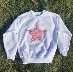 Star fabric sweatshirts are a cute spin on sweatshirts! Youth sweatshirts come in 3 colors - white, grey or black. Fabric comes in 15 options - numbers are in the photos. Sizes are youth small-XL. Each one is made to order. Tshirt Quilt, Fabric Stars, White Fabrics, Gray Color, Sweat Shirt, Gender Neutral, Star Wars, Sweatshirts Hoodie, Bathing Beauties