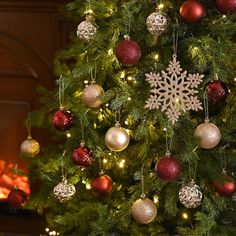 This set includes a variety of tree ornaments, featuring balls in different shapes such as diamond-patterned balls and snowflake. The diverse designs complement each other well, adding interest and charm to your overall decorOur tree ornaments include 3 special finishes: shiny, matte, and glitter. The multi-finish and novelty shape ornaments meet all your favorite tree ornament needs, and the molding seam is almost invisible, making them look exquisiteThese Christmas ornament are made of suffici Maroon Christmas Decorations, Burgundy Christmas Tree, Old Fashioned Christmas Lights, Copper Christmas Tree, Diy Tabletop, Copper Christmas, 2024 Christmas, Gold Christmas Tree, Indoor Christmas Decorations