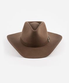 Dean was made to fill a women's western hat dreams. Featuring a pinched crown + a natural mid-length brim with an attached tonal leather band + silver buckle detailing, this classic cowboy hat was made to seamlessly be incorporated into your closet. From a first-time western hat wearer to expert, Dean fits the mold as a timeless style cowgirl hat with a touch of modern refinement, made for the city to the countryside. Classic Timeless Style, Men Hats Styles, Western Hat, Travel Hat, Timeless Classic Style, Western Hats, Felt Hat, Hat Band, Kids Hats