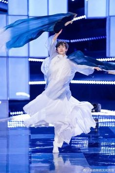 Drama Journal, Hanfu Traditional, Christian Dior Haute Couture, Fandom Fashion, Cool Dance Moves, Cool Dance, How To Look Handsome, Folk Dance, Male Poses