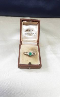 Superb 1995 Vintage Gold,Natural Diamond and Natural Chrysoprase Ring. Fabulous looking ring with the faceted Apple Green Natural Chrysoprase gemstone to the centre and 3 faceted natural Diamonds to each shoulder all set in 9ct Gold. The ring is used and in perfect condition.  Ring is fully hallmarked, made in London 1995. Also has a 375 stamp to the inner band for fine Gold.  The Chrysoprase gemstone measures 6mm x 4mm at widest points.  All gemstones have been tested and are genuine.  Ring siz Coin Band, Chrysoprase Ring, Daisy Ring, 1920s Art Deco, Apple Green, Multi Stone Ring, Vintage Ring, Multi Stone, Butterfly Wings