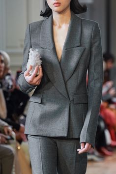 Altuzarra Fall 2020 Ready-to-Wear Collection - Vogue Stylish Business Outfits, 1940s Suit, Smart Outfit, Designs For Dresses, Elie Saab, Vogue Paris, Business Outfits