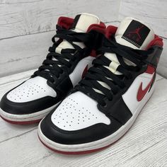 White Gym, Black Chicago, Nike Air Jordan 1 Retro, Colorful Shoes, Nike Air Jordan 1, Air Jordan 1 Retro, Jordan 1 Retro, Air Jordan 1, Nike Air Jordan