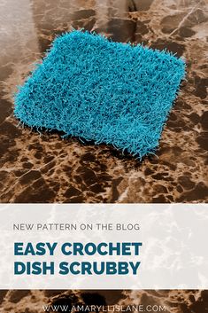 a blue rug on top of a marble table with the words easy crochet dish scrubby