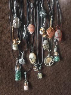 Cute Crystal Necklaces, Grunge Style Jewelry, Witchcore Accessories, Crowcore Jewelry, Wrapped Crystals, Diy Moss, Jewelry Hippie, Rock Jewelry