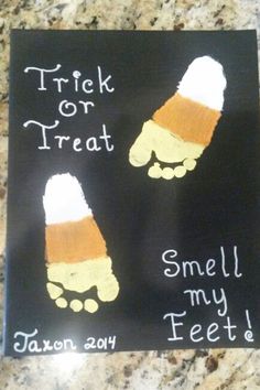 a sign that says trick or treat smell my feet