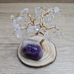 **Product description This elegant, handcrafted **Energy Tree** combines art and wellness, using high-quality wire and genuine **gemstones** such as **Moonstone** and **Amethyst**. Designed to bring balance and harmony to any space, this tree is ideal for those looking to enhance the energies in their home or office according to the principles of **Feng Shui**. Moonstone promotes intuition and calm, while Amethyst is known for its properties of protection and spiritual clarity. Perfect as a deco Balance And Harmony, Wire Art, Feng Shui, Reiki, Decorative Pieces, Moonstone, Chakra, Amethyst, Accessory Gift