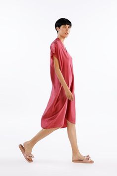 Arneis in Royal Red Color + Simple design and made ethically here in Bali just for you. + Style loose fitting kaftan maxi dresses. this dress will fit you without button or zipper. also have additional tie to fit your waist. + we have so many color here also you can request for the color (you need to attached color palette). you can see the availability on the listing + Material: use premium satin fabric (there is 2 type of fabric: shining and dope) + Care instructions: To reduce environmental i Casual Silk Midi Dress With Short Sleeves, Bohemian V-neck Silk Dress, Casual Silk Maxi Dress, Casual Silk Summer Dress, Chic Tunic Maxi Dress For Loungewear, Elegant Short Sleeve Maxi Dress, Oversized Silk Elegant Dresses, Silk Midi Dress With Kimono Sleeves, Oversized Elegant Silk Dress