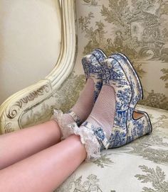 Frilly Socks, Dr Shoes, Funky Shoes, Fancy Shoes, Shoe Inspo, Aesthetic Shoes, Modieuze Outfits, Swag Shoes, Pretty Shoes