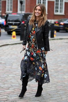 How To Make A Floral Dress Edgy, Winter Floral Dress Outfit, Louise Redknapp Style, Boho Outfits Autumn, Floral Dress Outfit Winter, Floral Boots Outfit, Autumn Dress Outfit, Floral Dress Outfit, Floral Dress Outfits