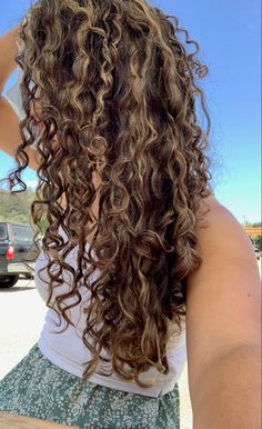 Blonde Highlights Curly Hair, 3a Curls, Honey Highlights, Highlights Curly, Dark Curly Hair, Dyed Curly Hair, Natural Curly Hair Cuts, Highlights Curly Hair, Brown Curly Hair