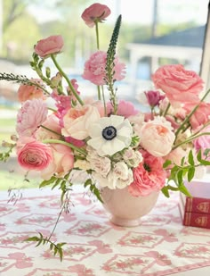 Vintage Roses and bows Table Runners by Diga Linda Chinoiserie Table, Flower Farming, Custom Napkins, Theme Color, Antique Roses, Diy Decorations, Arte Floral, Bridal Shower Favors, Ranunculus