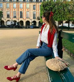 Parisian Chic Autumn, Paris Winter Outfit Parisian Style, Parisian Girl Outfit, Parisian Aesthetic Outfit, Plus Size Parisian Style, Outfits Layout, Red Ootd, Parisian Chic Outfits, Parisian Outfits