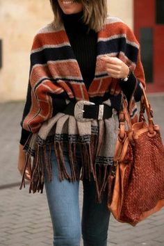 Witte Jeans Outfit, Poncho Outfit, Mode Tips, Ways To Wear A Scarf, How To Wear A Scarf, Scarf Outfit, Mode Boho, Mode Casual, Fashion Hacks Clothes