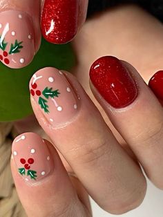 red Christmas nails: mistletoe accents Kutek Disney, Her Nails, Thanksgiving Nails