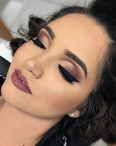 Nice Eye Makeup, How To Use Eyeshadow, Burgundy Lipstick, Prom Makeup Looks, Pinterest Makeup, Brown Makeup, Makijaż Smokey Eye, Bride Makeup