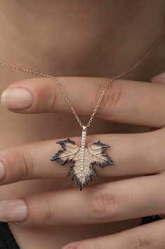 Beautiful handmade maple tree leaf necklace.   💎  100% Genuine High-Quality 925K Silver 📏  Length: 45  Centimetres 🌈  Rose gold 💸  Hassle-free Returns* and Money-back Guarantee 🎁 All orders are packaged as gift in wooden boxes. 🚀 Safe and First Class Shipping 👗 Designed to be durable enough for everyday wear and every occasion. ✋ All our jewellery is %100 custom-made by hand with Love and Care.   🎁Best gift ideas for her, girlfriend,  best friend, birthday, graduation, mom. Tree Leaf Nec Sterling Silver Leaf Necklace, Sycamore Leaf, قلادات متدلية, Pretty Jewelry Necklaces, Magical Jewelry, Classy Jewelry, Fancy Jewellery, Fancy Jewelry, Silver Gifts