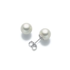 Discover the timeless elegance of 18K white gold stud earrings, adorned with 5, 5-6 mm natural freshwater pearls. Perfect for any occasion, these earrings combine elegance and quality, adding a touch of luxury to your everyday style. The carefully selected natural pearls ensure a unique luster, while the classic design offers a comfortable and secure fit. An ideal gift, these earrings represent an investment in beauty and high-quality craftsmanship. Order now to add a touch of class to your look White Gold Stud Earrings, White Gold Earrings Studs, White Gold Studs, Timeless Luxury, August Birthstone Jewelry, July Birthstone Jewelry, Gold Stud Earrings, Jewelry Ring Box, Pearl Jewellery Earrings