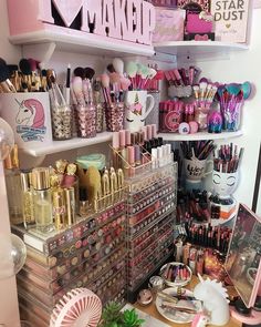 Perfume Collection Display, Pink Apartment, Makeup Beauty Room, Trajes Country, Makeup Collection Goals, Beauty Room Decor, Girly Room, Glam Room, Fancy Makeup