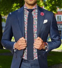 all the yes. Suit With Floral Shirt, Shirt Suit Men, Best Suits For Men, Navy Blue Suit, Dapper Style, Moda Chic, Navy Suit, Dapper Men