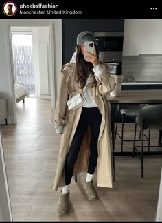 Trench Coat And Beanie Outfit, Trench Coat Outfit With Uggs, Tan Trench Coat Outfit Casual, Rainy Travel Outfit, Outfit Ideas 2024 Winter, Colorado Outfits Winter, Toque Outfit, Germany Winter Outfits, Nyc December Outfit