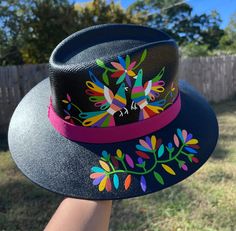 Hand painted  hat, Otomi art, where the flora and fauna of the region are captured.  Tenangos hat 🌸🦚  Due to the elastic band that the hat has on the crown, it is comfortable and fits well on many head sizes. Size Médium: 22-23 inches  ** Final sale  Made in Mexico 🇲🇽  Thank you for support my small shop💕  With your purchase you are also helping Mexican artisans to grow their economy. Se habla español 🤗 Black Wide Brim Hat For Cinco De Mayo, Otomi Art, Hat Art, Mexican Hat, Painted Hats, Flora And Fauna, Small Shop, The Crown, Elastic Band