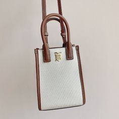 The latest brand 'Frances Tote Bag' of B's ​​Pure Original is made of selected canvas and topstitched leather, and is decorated with Thomas Burberry's exclusive logo. Wear it in the hand or carry it with the detachable strap. Sized to accommodate iPhones of all sizes.

Size: 13 x 7.5 x 18cm Plaid Backpack, Thomas Burberry, Burberry Plaid, Logo Wear, Lv Purse, Lv Shoes, Lv Handbags, Blue Backpack, Lv Belt