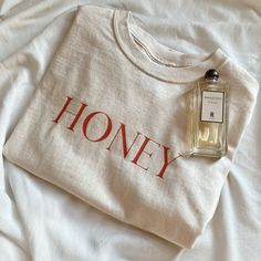 HONEY Vintage Aesthetic Tee Feminine T-shirt Parisian - Etsy Vintage Cotton T-shirt As Gift, Vintage White T-shirt As Gift, Style Chic Parisien, Style Parisienne, Parisienne Chic, Parisian Chic Style, Aesthetic T Shirts, Aesthetic Shirts, Bella Canvas Tees