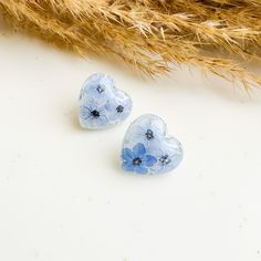 ・Heart Stud Earrings with Real Forget-Me-Not Flowers ・ Each earring was handmade by incorporating dried forget-me-not flowers and fragments of silver leaf into transparent epoxy resin. The whole rests on a white background The pin that supports the earring is made of stainless steel (nickel-free and hypoallergenic) with a butterfly clasp The heart measures 1.7 x 1.6 cm NB: Colors may slightly differ from photos Each flower is different, so you may receive an item that is not exactly like the one Heart With Flowers, Lobe Earrings, Resin Stud Earrings, Wrap Earrings, Heart Stud Earrings, Steel Earrings, Heart Studs, Heart Earrings Studs, Forget Me Not