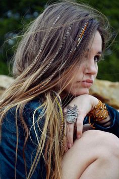 Festival Hair Styling Tools, Hairstyles Simple, Feather Extensions, Blond Balayage, Feather Hair Extensions, Hippie Hair, Simple Hair, Estilo Hippie, Bohemian Hairstyles