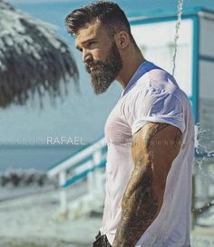 Beard And Tattoos, Barba Hipster, Stil Masculin, Man With A Beard, Beard Hairstyle, Beard Tattoo, Beard Styles For Men, Wet T Shirt, Corte De Cabelo Masculino