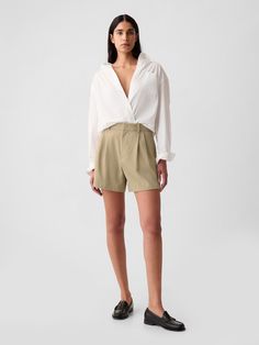 365 High Rise Shorts | Gap Professional Shorts Outfit, Khaki Shorts Outfit Women, Plus Size Summer Outfits Shorts, Khaki Shorts Women, Easy Silhouette, Olive Shorts, Plus Size Summer Outfits, Beachwear Skirt, Tailored Shorts