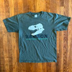 Dope Carnegie Museum of Natural History T-shirt from the early '00s. Big spellout and graphic on front. Amazing condition. Fits on the smaller side of M.  Brand: Anvil Size: M  Condition: Excellent 90s Short Sleeve T-shirt With Logo Print, 90s Green T-shirt With Logo Print, 90s Style Green T-shirt With Logo Print, 90s Style Short Sleeve Shirt With Logo Print, 90s Style Short Sleeve Screen Print T-shirt, 90s Style Screen Print Short Sleeve T-shirt, Harley Davidson Hats, Dinosaur Outfit, Dinosaur Shirt