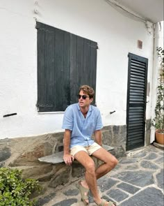 Guy Vacation Aesthetic, Men’s Summer Vibe, Italy Outfits Guys, Mens Beach Picture Outfit, Casual Bar Outfits Men, Summer European Outfits Men, Mens Clothing Aesthetic Summer, Guys European Style, Men Fashion Vacation