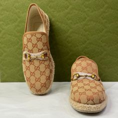 Les espadrilles Gucci sont une fusion parfaite entre le style luxueux et le confort décontracté. Fabriquées avec des matériaux de haute qualité, ces espadrilles incarnent l'élégance emblématique de la marque italienne. • État : A - Neuf • Taille : 38,5 • Couleur : Beige et marron • Vendu avec : Boîte et Dust Luxury Leather Sole Slip-on Espadrilles, Elegant Slip-on Espadrilles With Rubber Sole, Designer Beige Slip-on Loafers, Elegant Beige Slip-on Espadrilles, Luxury Espadrilles With Rubber Sole And Round Toe, Luxury Round Toe Espadrilles With Rubber Sole, Luxury Summer Loafers With Flat Heel, Chic Summer Sneakers With Flat Heel, Luxury Summer Loafers