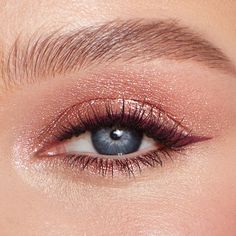 Sparkling rose-gold eyeshadow with a diamond dimension finish! Bridal Pink Eye Makeup, Make Up Look For Blue Eyes, Rose Gold Eye Makeup Wedding, Pink Eye Wedding Makeup, Bridal Makeup Sparkle, Pink Eyeshadow For Blue Eyes, Birthday Makeup Inspiration, Rose Gold Makeup Looks Prom, Maquillage Rose Gold