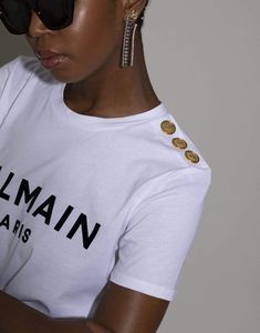 Balmain logo print cotton t-shirt with black flocked logo and short sleeves. 100% Cotton Hand Wash Made in Italy Balmain Shirt, Aw 23, White Chic, Tshirt Outfits, Clothing Size Chart, White T Shirt, Shirt Outfit, T Shirt Top, Logo Print